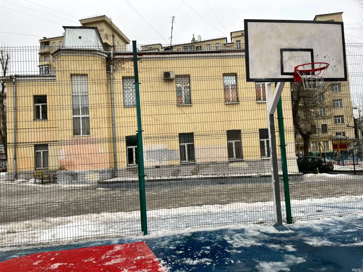 Парк с граффити на стенах, фото 6