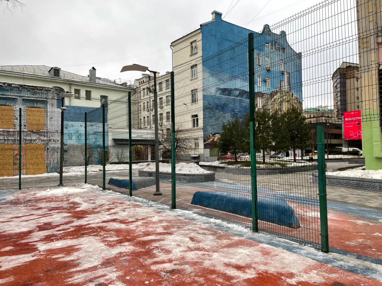 Парк с граффити на стенах, фото 1