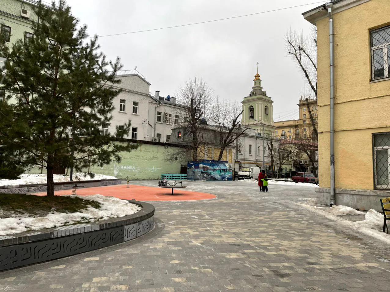 Парк с граффити на стенах, фото 4