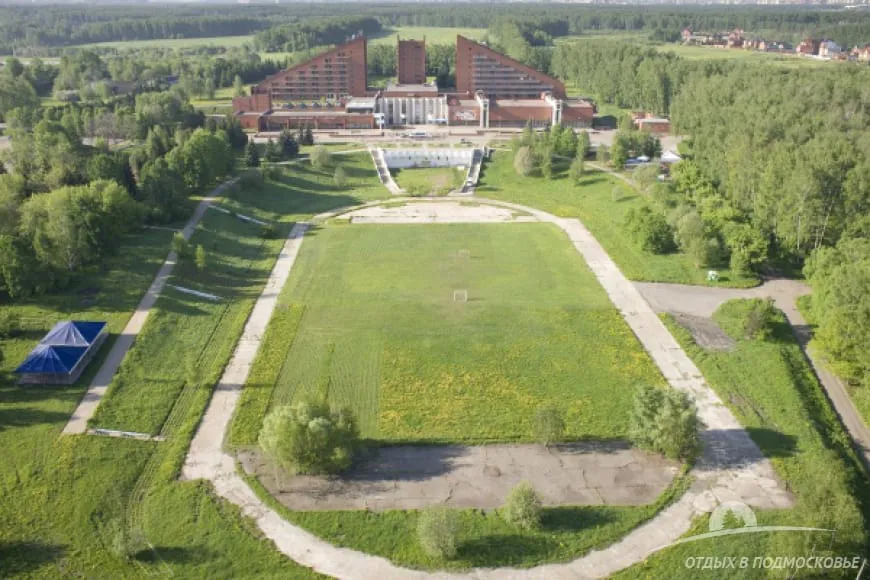Стадион в окружении леса, фото 1