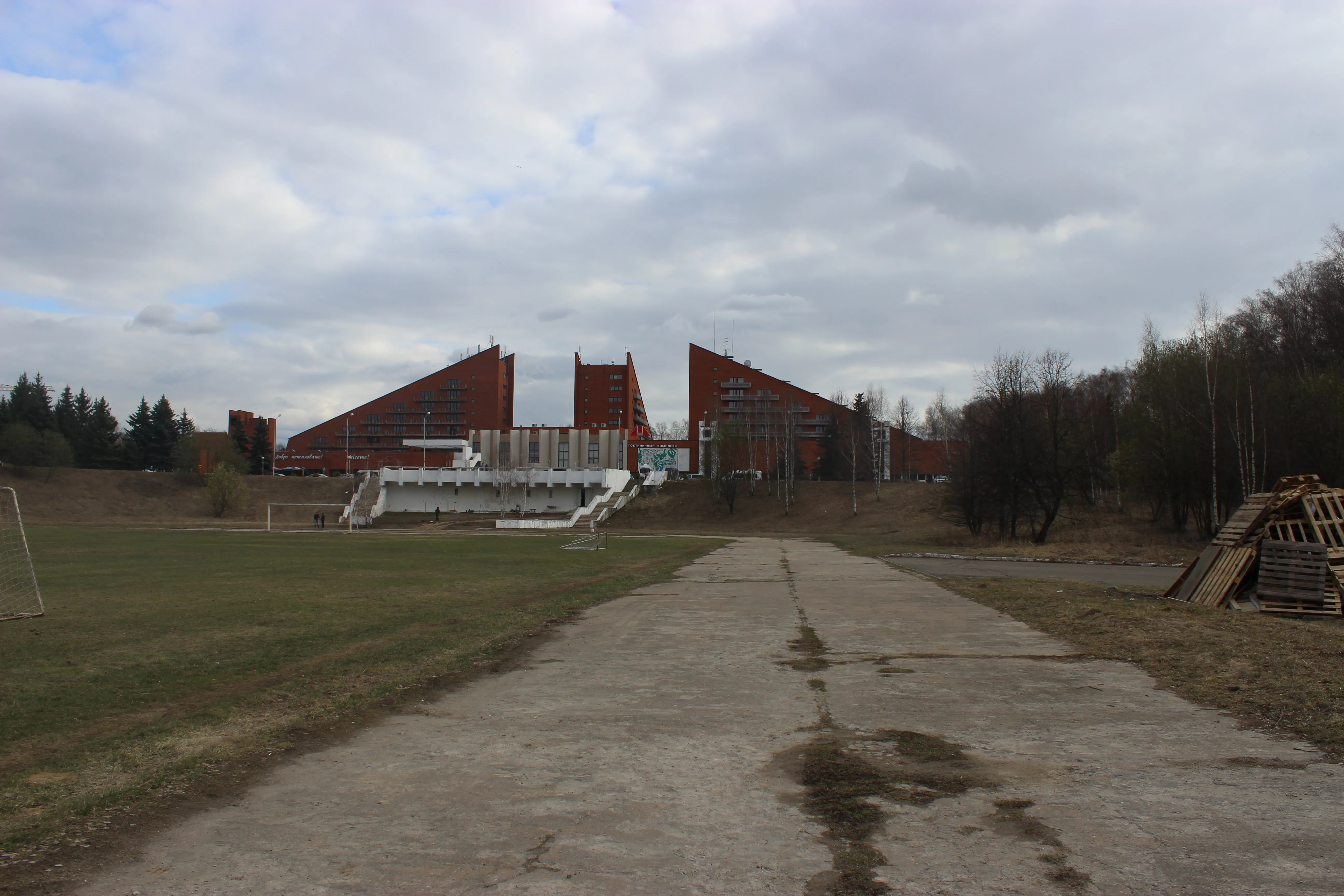 Стадион в окружении леса, фото 16