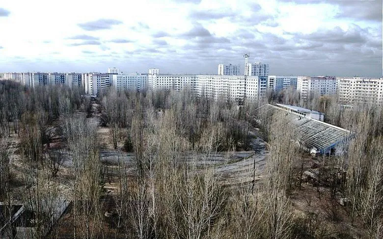 Заброшенный стадион с городом-призраком, фото 4