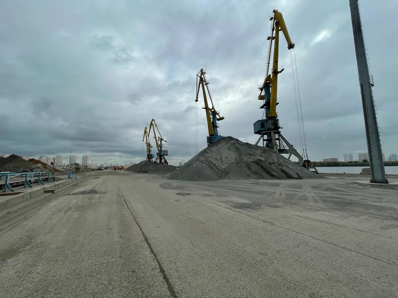Портовые краны на пристани, фото 1