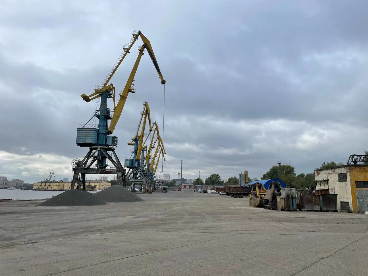 Портовые краны на пристани, фото 2