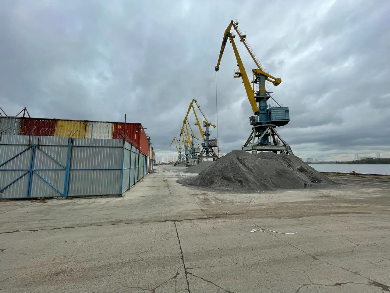 Портовые краны на пристани, фото 12