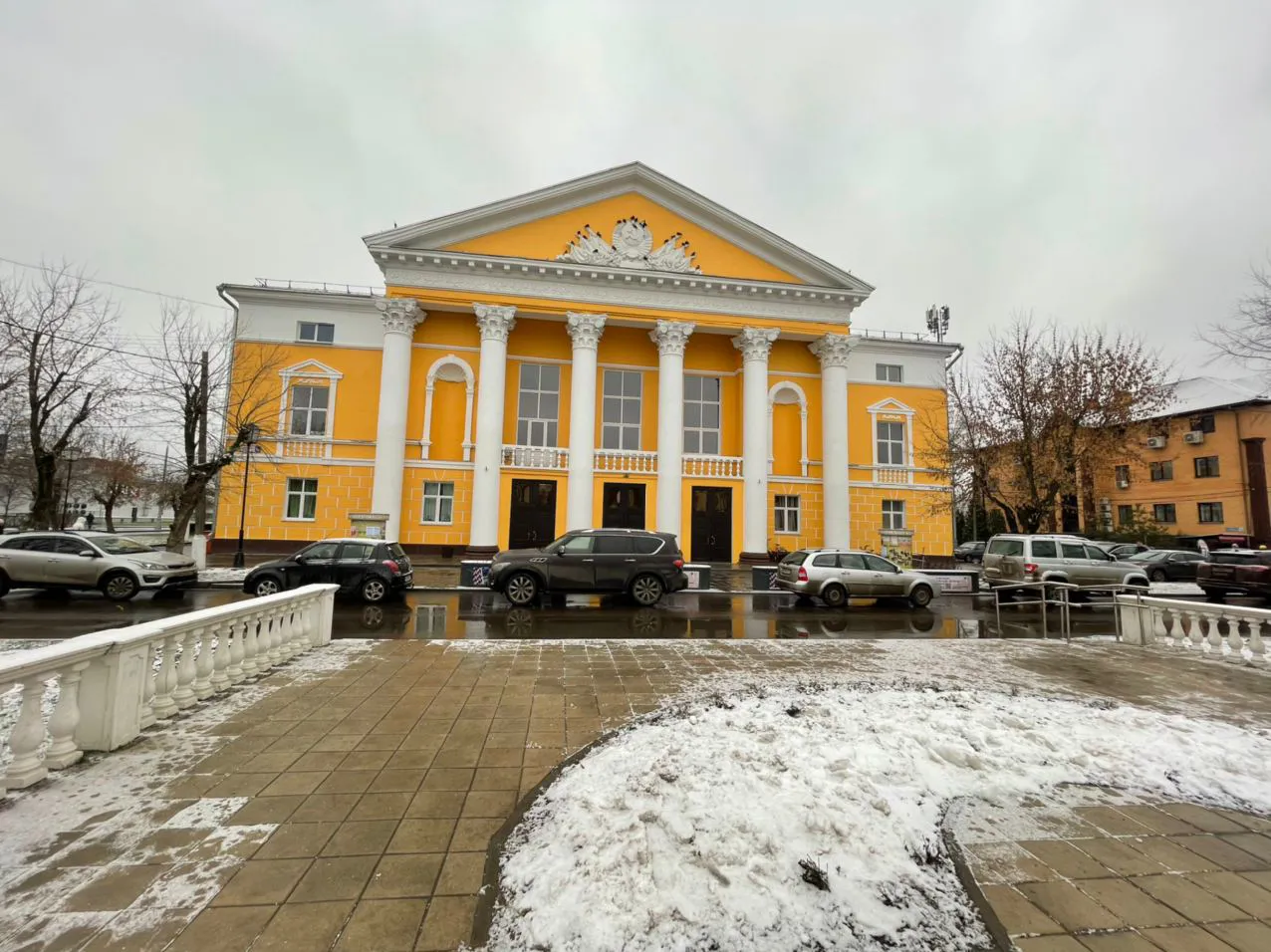 Городская площадь с колоннами, фото 15