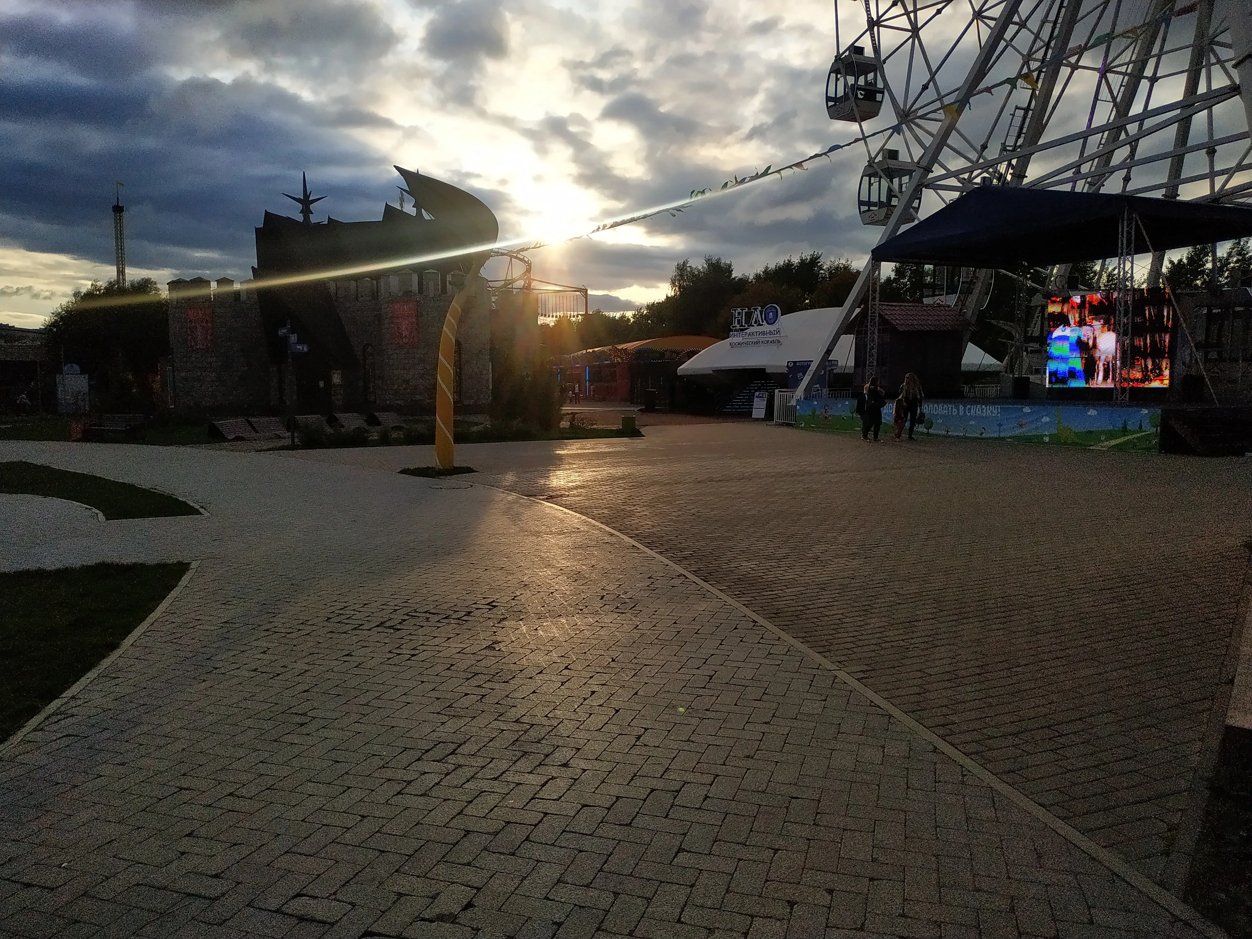 Колесо обозрения в парке, фото 19