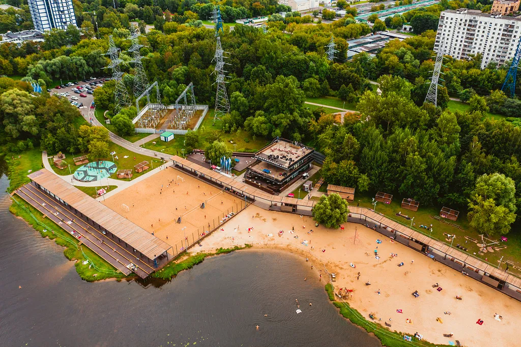 Парк у озера с видом на город, фото 24