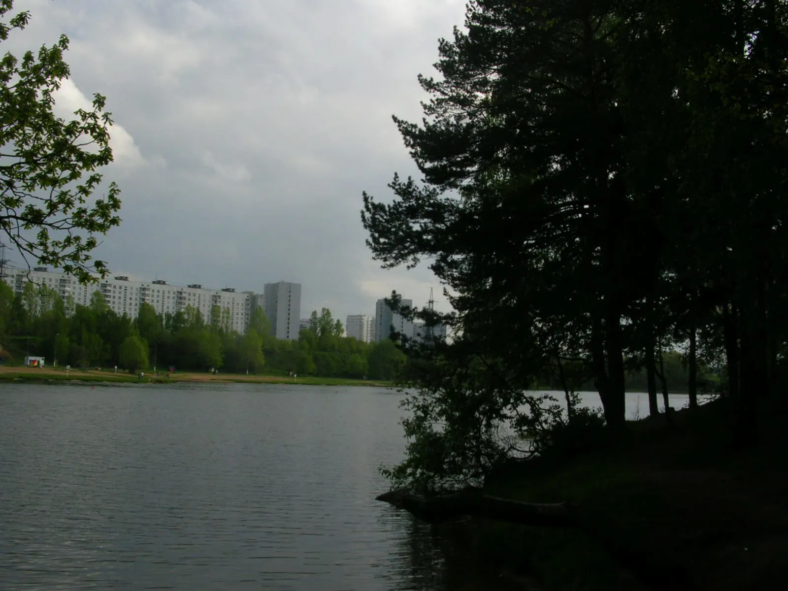 Парк у озера с видом на город, фото 1