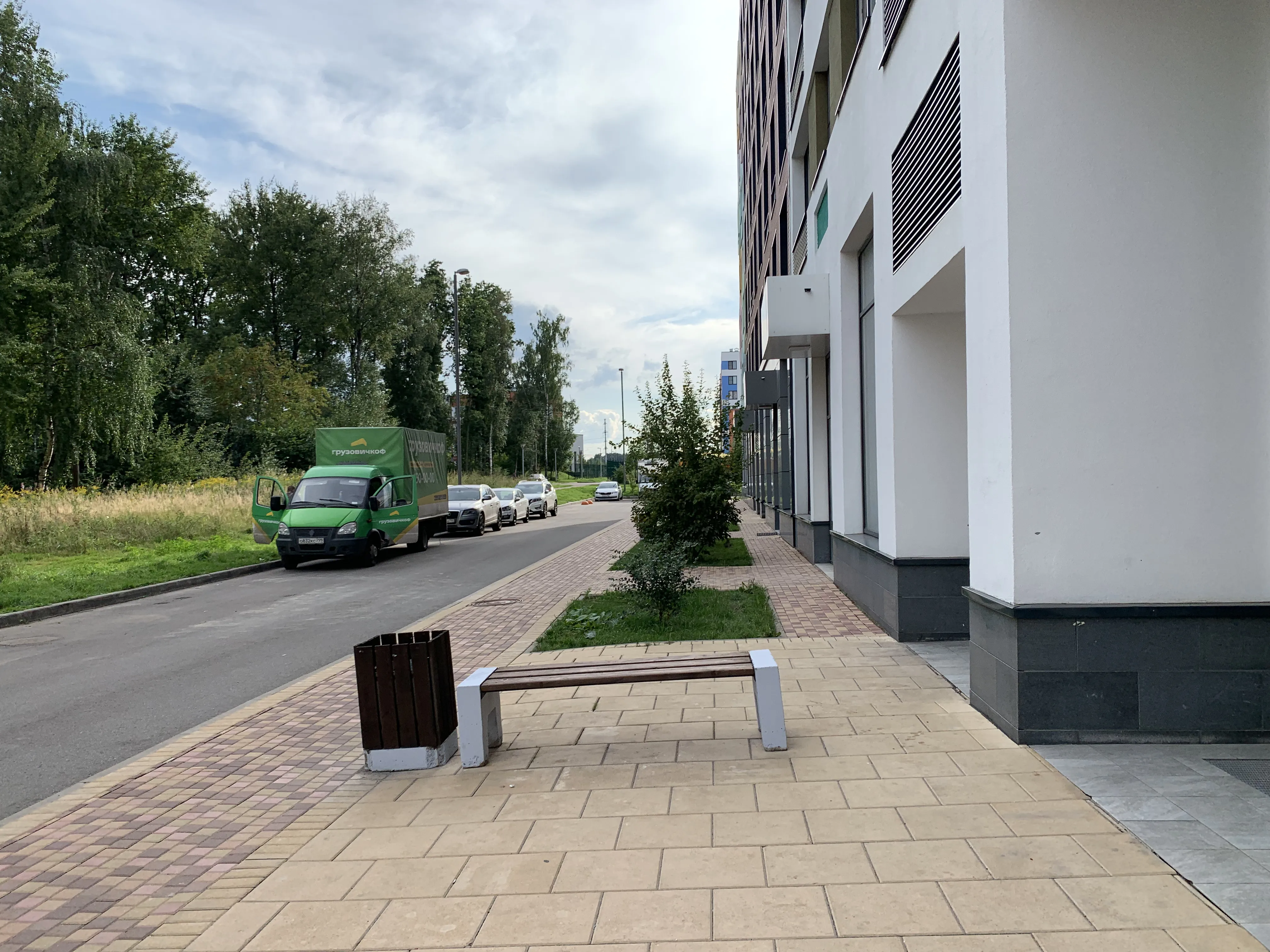 Кафе в стиле лофт с деревом, фото 10