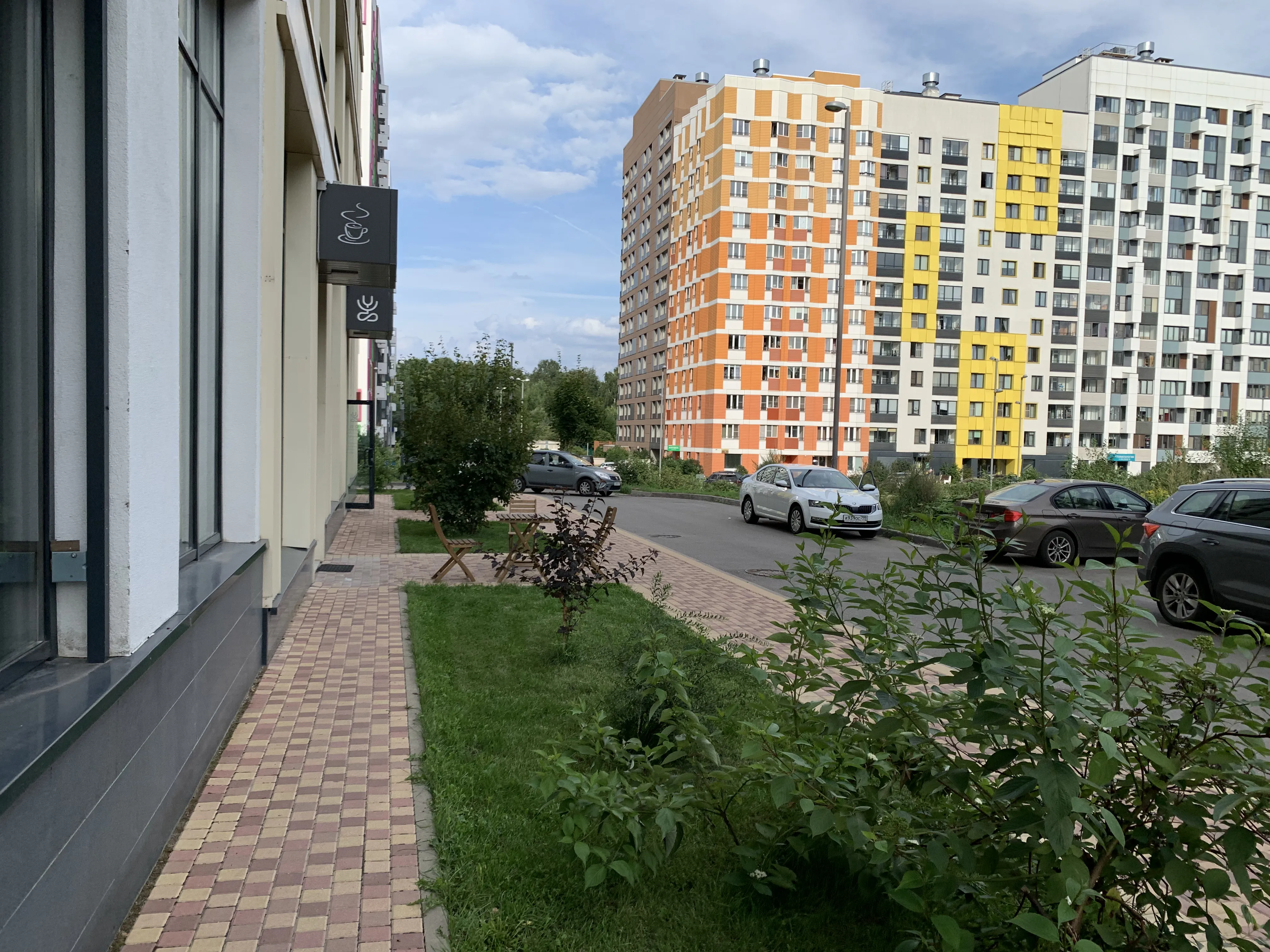 Кафе в стиле лофт с деревом, фото 9