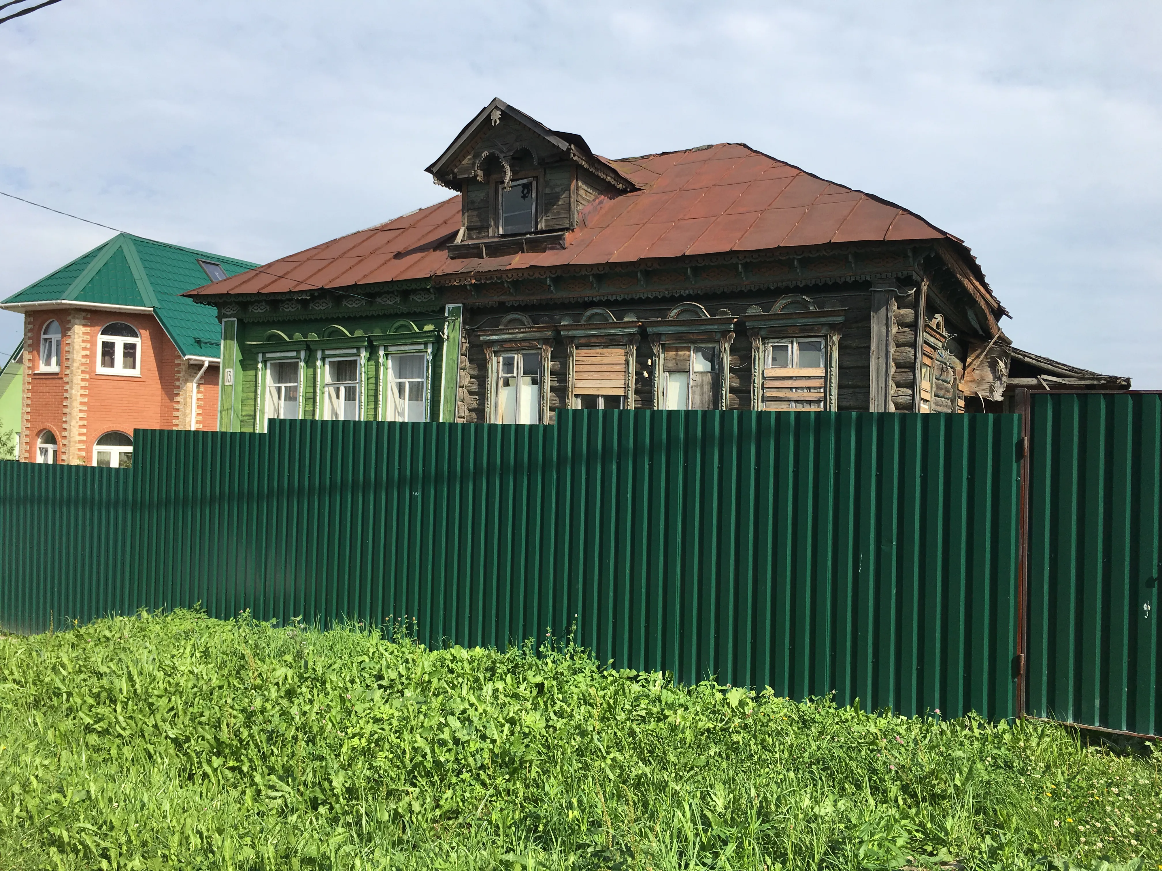 Резной дом в зелени, фото 1