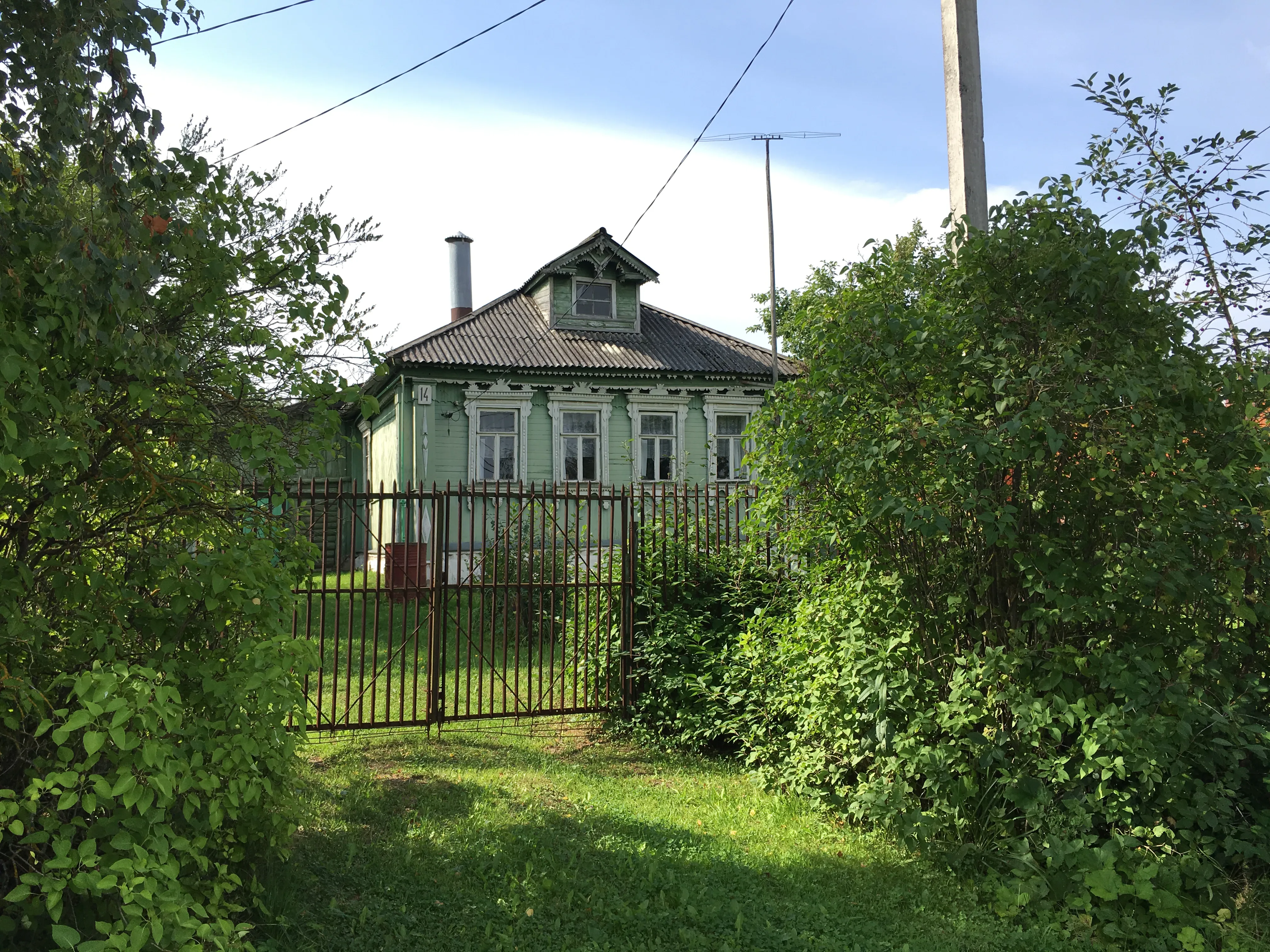 Резной дом в зелени, фото 3